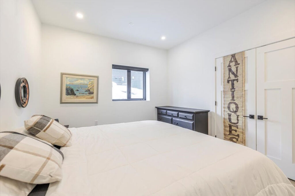 large bedroom 6 with king size bed